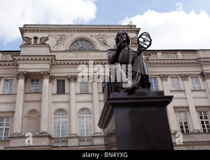 Statue de astromoner Copernic à Varsovie Pologne devant l'Académie des Sciences de Banque D'Images