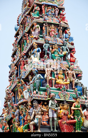 Les figures religieuses colorés ornent les Sri Mariamman Temple Hindou de Singapour Banque D'Images