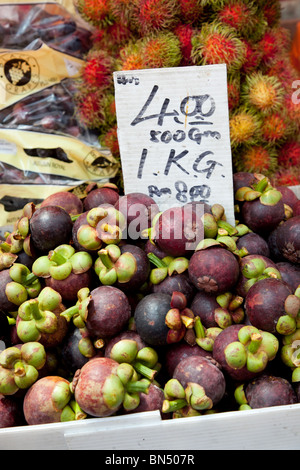 Les mangoustans et ramboutans en vente dans un marché aux fruits Banque D'Images