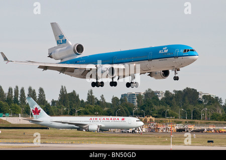 Un (KLM Royal Dutch Airlines) McDonnell Douglas MD-11 avion de ligne à l'atterrissage à l'Aéroport International de Vancouver (YVR). Banque D'Images
