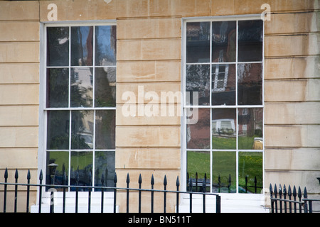 Gros plan d'une maison mitoyenne Géorgienne et windows à Clifton, en Angleterre. Banque D'Images