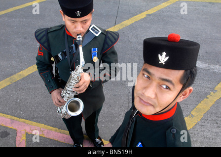 Gurung Bhim & Gurung Sunil, membres de la Brigade de Gurkhas, répétition pour un tattoo militaire. Banque D'Images