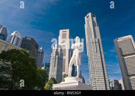 Statue de Sir Stamford Raffles et le quartier des affaires, Singapour Banque D'Images