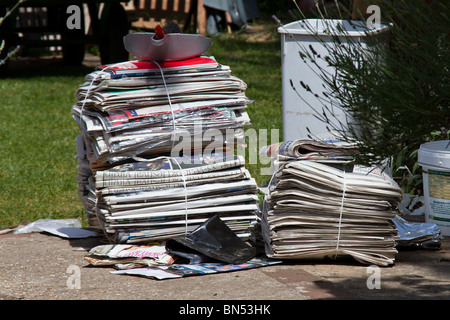 Des piles de journaux invendus et les suppléments en attente de collecte. Sussex, UK Banque D'Images