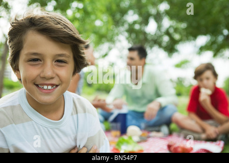 Boy having Picnic en famille, portrait Banque D'Images