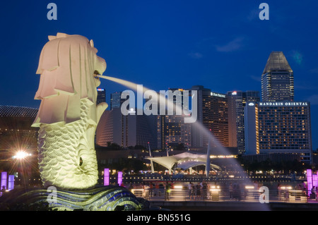 Statue du Merlion et de Suntec City skyline Singapour Banque D'Images