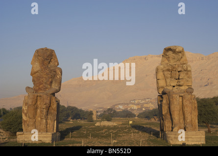 Colosses de Memnon. Vue panoramique. L'Égypte. Banque D'Images