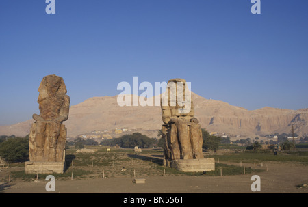 Colosses de Memnon. Vue panoramique. L'Égypte. Banque D'Images