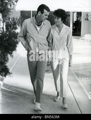 DAVID JANSSEN - US Film & TV acteur avec première épouse Ellie par extérieure à leur domicile le Canyon Country Club Golf Course, Palm Springs Banque D'Images