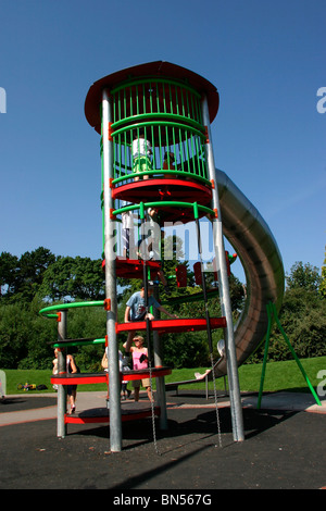 L'Angleterre, Cheshire, Stockport, Cheadle, Bruntwood Park primé, aire de jeux pour enfants, dans une courbe slide Banque D'Images