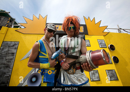 Les artistes interprètes ou exécutants l'Oracle '' et ' l'Micro-Rave Flaginator' dans la région de Shangri-La au festival de Glastonbury 2010 Banque D'Images