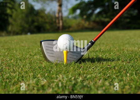 Balle de golf driver et jaune tee Banque D'Images