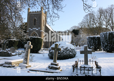 Remenham Église de Saint Nicolas et cimetière dans la neige, Berkshire, Angleterre, RU, ciel bleu Banque D'Images