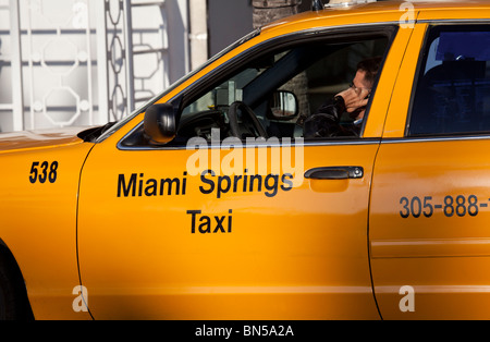 Miami Springs Taxi pour un tarif sur Ocean Drive, Miami Beach, Floride Banque D'Images