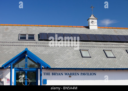 Panneaux électriques solaires sur le cricket pavillian Bryan Warren à St Just, Cornwall, UK. Banque D'Images