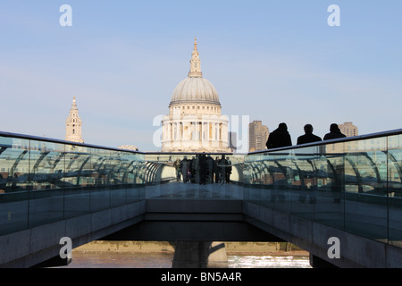 Millenium Bridge et la Cathédrale St Paul à partir de la rive sud avec trois figures qui se profile à droite, London, England, UK Banque D'Images