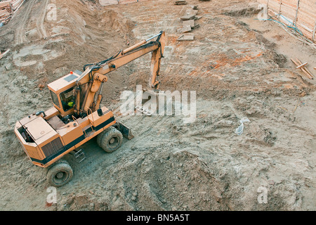 Travail de la pelle sur le site de construction Banque D'Images