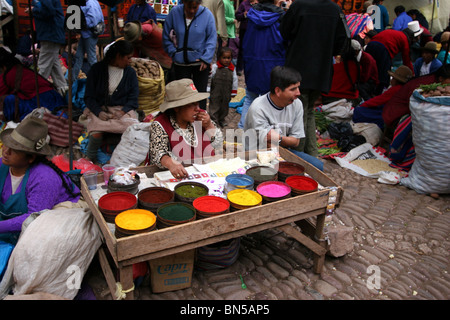 Colorants pour la vente au marché de Pisac, Pérou Banque D'Images