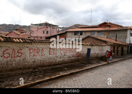 Para El Pueblo de gaz (gaz naturel pour la ville) de l'écriture graffiti peint sur un mur de la rue en Pérou. L'Amérique du Sud. Banque D'Images