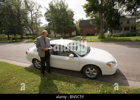 Agent de libération conditionnelle dans le domaine de la préparation à faire une maison-appel à la résidence d'un libéré conditionnel. California Department of Corrections. Banque D'Images