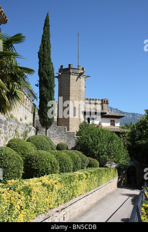 Les remparts, Laguardia, (La Guardia), Pais Vasco, région viticole de la Rioja Alavesa, Espagne, avec jardin et ciel bleu Banque D'Images