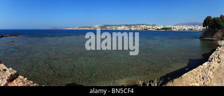 Une vue sur le côté ouest de la péninsule d'Akrotiri, Crète, Grèce, vu depuis le mur de la ville de Hania. Banque D'Images