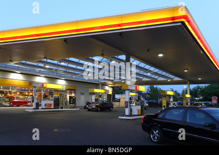 Une station service Shell, Berlin, Allemagne Banque D'Images