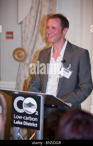 Richard Leafe le chef de l'exécutif de l'LDNPA traite d'une conférence tenue à faibles émissions de carbone par le Parc National de Lake District Banque D'Images