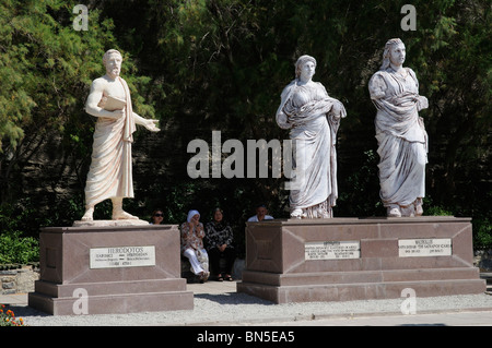 Sculptures historiques sur le port dans le sud-ouest de Bodrum Turquie de gauche à droite, Herodotos, Artemisia et Massollos Banque D'Images