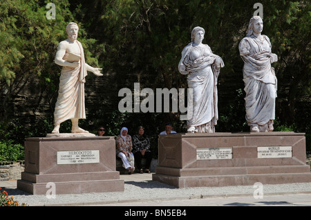 Sculptures historiques sur le port dans le sud-ouest de Bodrum Turquie de gauche à droite, Herodotos, Artemisia et Massollos Banque D'Images