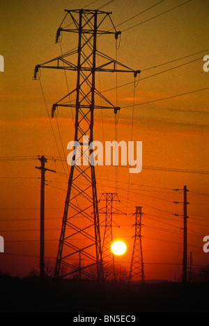 La fin de l'après-midi chaud ciel coucher de soleil paysage industriel Banque D'Images