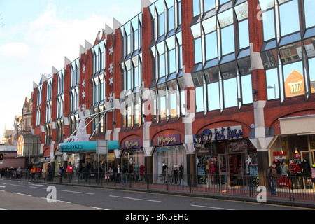 Vue sur le centre commercial, Ealing Broadway, London, W5. Banque D'Images