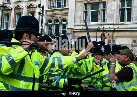 Policiers et manifestants clash lors d'une visite par l'ancien président américain George Bush à Westminster en 2008. Banque D'Images