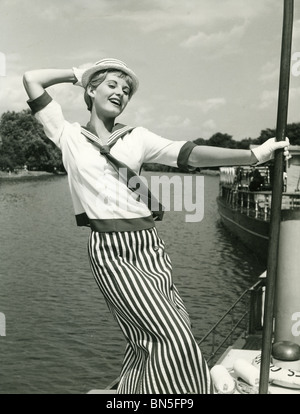 JILL IRELAND (1936-1990) actrice anglaise ici alors qu'il filmait trois hommes dans un bateau en 1956 Banque D'Images