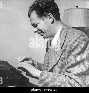 ALDOUS Huxley (1894-1963) écrivain anglais dont le travail comprenait des études de la parapsychologie Banque D'Images