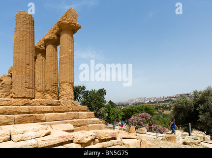 Vue sur la ville d'Agrigento du Temple de Junon, Vallée des Temples, Agrigente, Sicile, Italie Banque D'Images