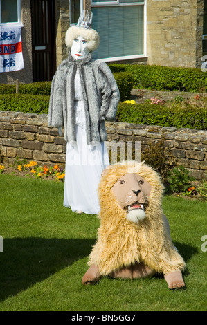 Le Lion, La Sorcière Blanche et l'armoire à l'exposition Festival d'épouvantails Wray, dans le village de Wray, près de Lancaster, Angleterre, RU Banque D'Images