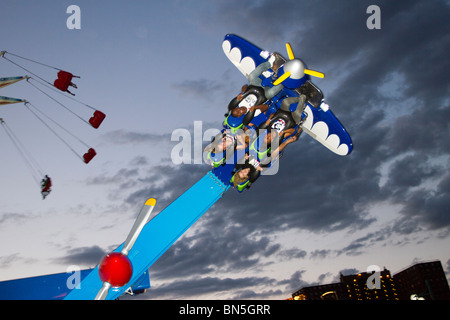 À l'envers sur le Air Race palpitante ride de nuit à la nouvelle le Luna Park de Coney Island Banque D'Images