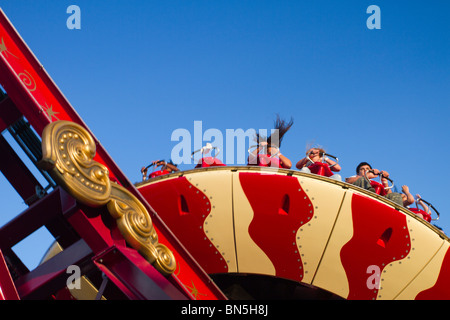 Haut de spinning au-dessus du parc sur le Spin ride Electro au nouveau Luna Park de Coney Island Banque D'Images