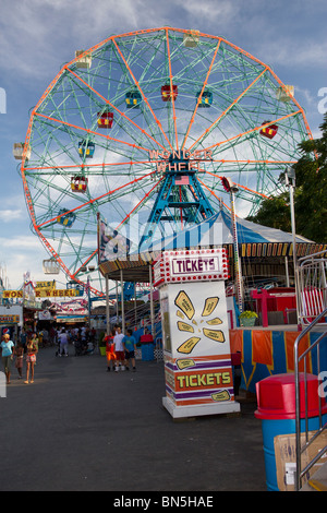 Le vénérable Wonder Wheel tourne lentement à Deno's amusement park dans Coney Island Banque D'Images