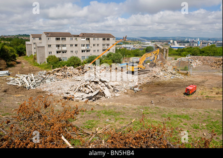 Démolition de la tristement célèbre Billy Carter conseil Banques domaine surplombant à Penarth Cardiff Vale of Glamorgan South Wales UK Banque D'Images