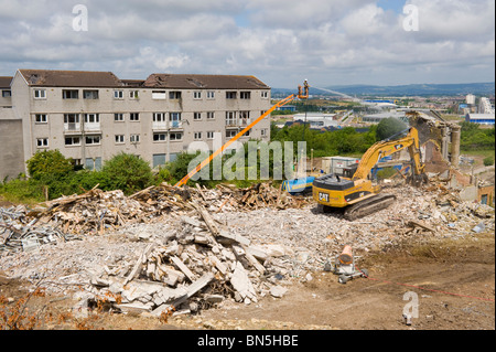 Démolition de la tristement célèbre Billy Carter conseil Banques domaine surplombant à Penarth Cardiff Vale of Glamorgan South Wales UK Banque D'Images