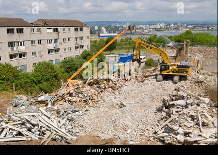 Démolition de la tristement célèbre Billy Carter conseil Banques domaine surplombant à Penarth Cardiff Vale of Glamorgan South Wales UK Banque D'Images