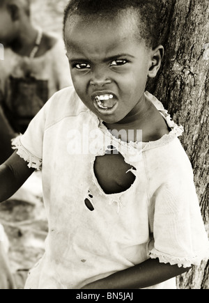 Portrait d'enfant africain exprimant angryness. Utilisez uniquement éditoriale Banque D'Images