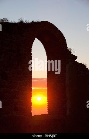 Coucher du soleil à travers la fenêtre de l'ancienne mine d'étain à Botallack à Cornwall, UK. Banque D'Images