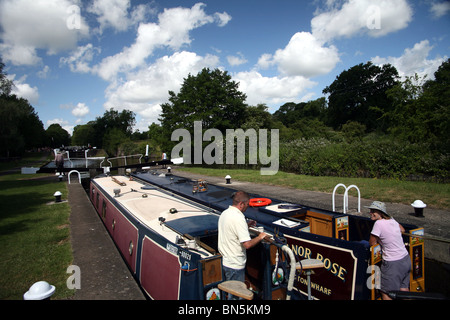 Une barge sur le Canal Grand Union à Hatton Warwickshire où le célèbre verrou est situé à Banque D'Images