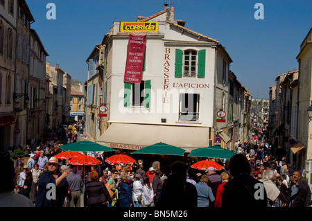 Arles, France - Scène de rue, foule, au cours de la Corrida Feria Corrida Festival . Banque D'Images