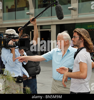 David Attenborough, parler à un expert scientifique Mark Witton dans les ptérosaures. Le Southbank Centre, Londres. Banque D'Images