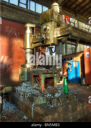 La vieille tour dans certains usine depuis le milieu du 20e siècle. Banque D'Images