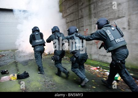 L'équipe SWAT de la police lors d'un exercice. L'unité de lutte contre le terrorisme et la criminalité, les forces de police spéciales. Banque D'Images